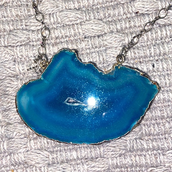 BEAUTIFUL LARGE GEMSTONE BLUE AGATE FACETED TO A SILVER CHAIN  14” NECKLACE - Picture 2 of 3
